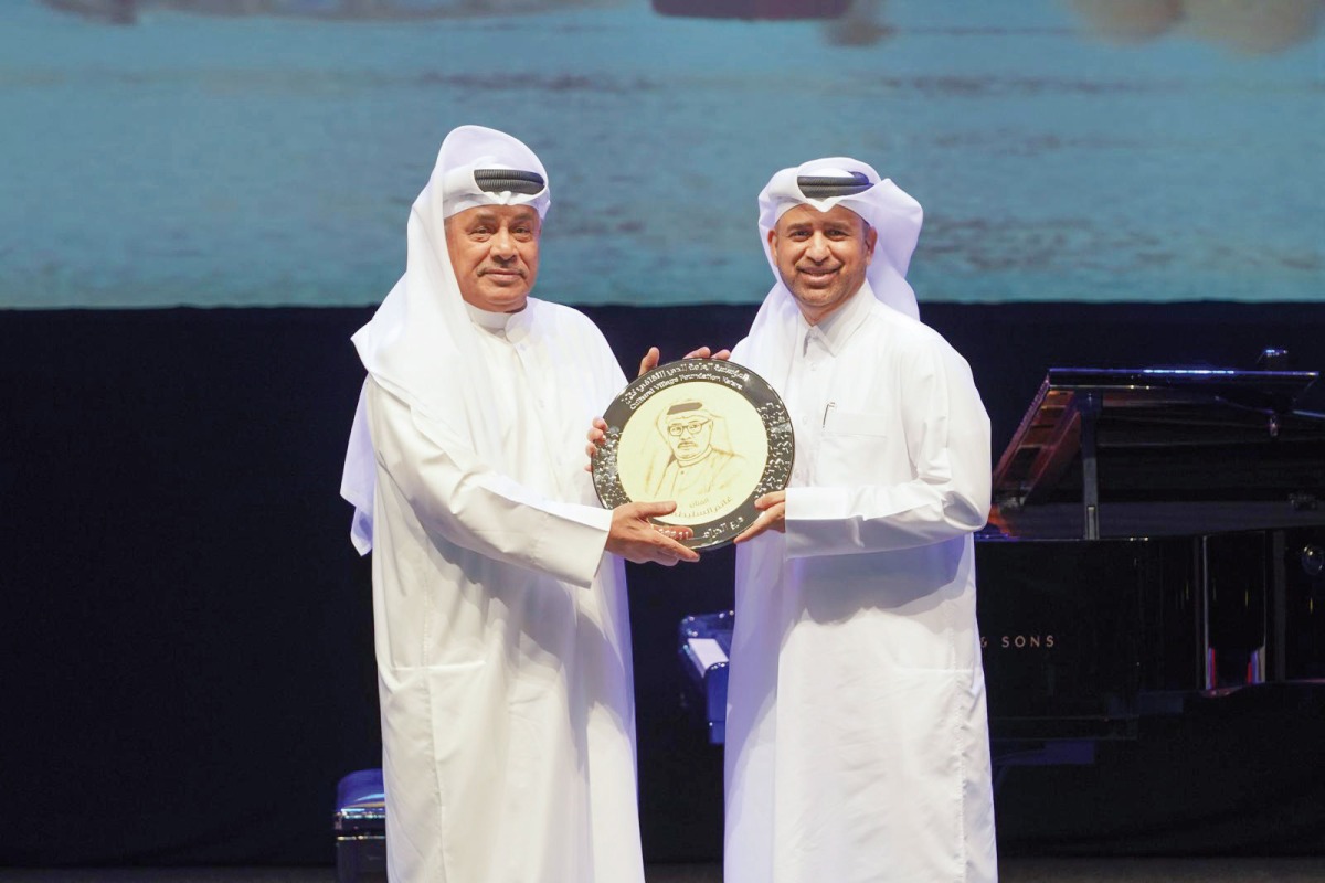 Katara General Manager Professor Dr. Khalid bin Ibrahim Al honouring Qatari artist Ghanem Al Sulaiti with the ‘Drama Award’. 
