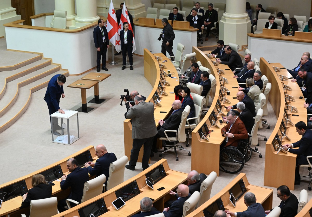 A parliament member casts his ballot during a session to elect a new president in Tbilisi on December 14, 2024. Photo by Vano SHLAMOV / AFP.