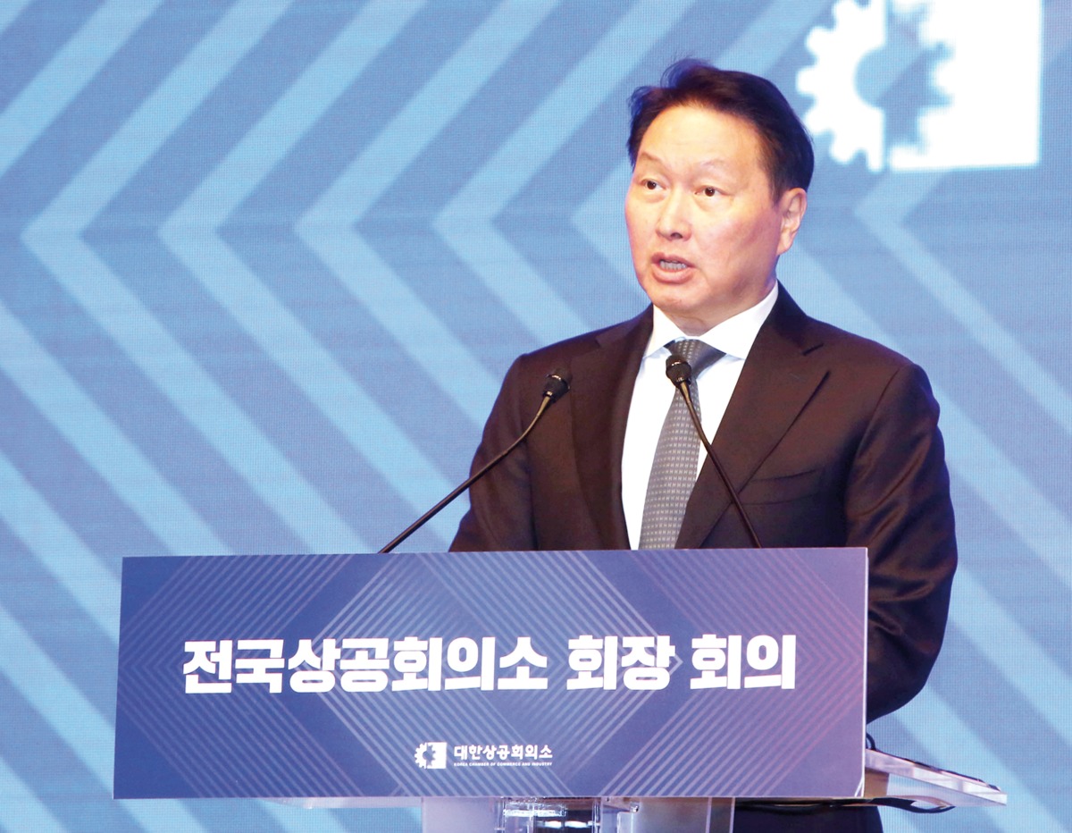 SK Group and KCCI Chairman Chey Tae-won delivers a speech during the national chamber of commerce presidents’ meeting at Hotel Inter-Burgo in Daegu.