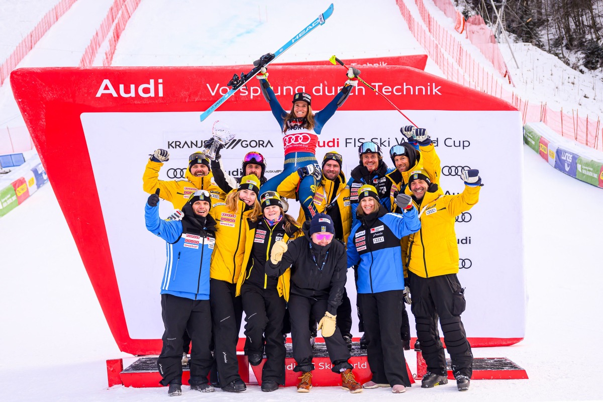First placed Sweden's Sara Hector (C) poses with her team during the podium ceremony after winning the Women's Giant Slalom event as part of the FIS Alpine ski world Cup 2024-2025 in Kranjska Gora, Slovenia, on January 4, 2025. (Photo by Jure Makovec / AFP)
