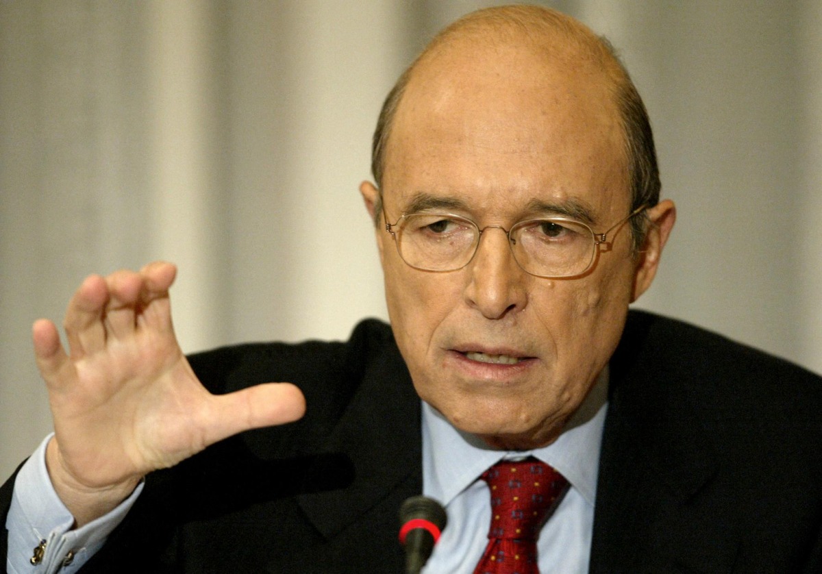 (FILES) Greek Prime Minister Costas Simitis speaks during a press conference at the Foreign Press Association in Athens, 03 December 2003. (Photo by ARIS MESSINIS / AFP)
