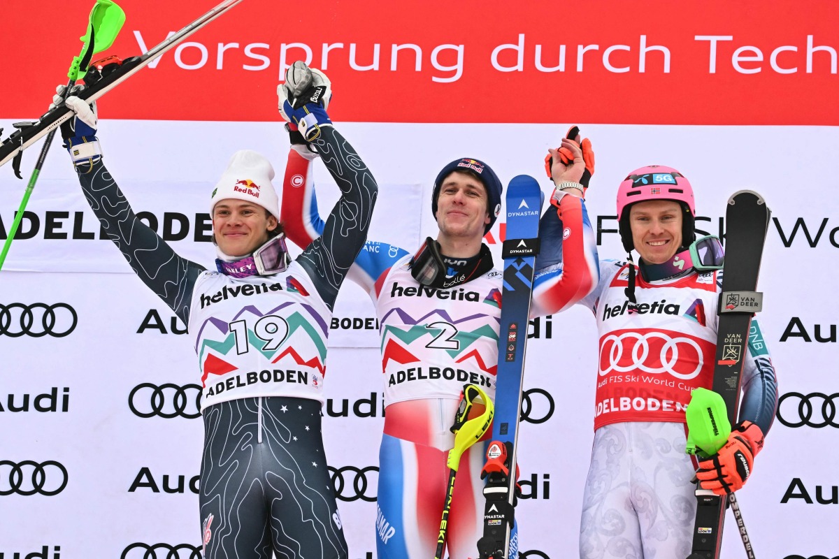 Winner France's Clement Noel (C) celebrates on the podium wih second-placed Brazil's Lucas Braathen (L) and third-placed Norway's Henrik Kristoffersen after the Men's Slalom race as part of the FIS Alpine Ski World Cup 2024-2025, in Adelboden, Switzerland on January 11, 2025. (Photo by FABRICE COFFRINI / AFP)
