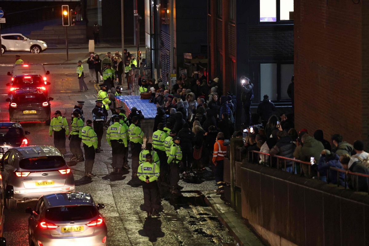 Police contain protesters as news spreads that Axel Rudakubana has left the court from a back entrance, outside The Queen Elizabeth II Law Courts in Liverpool, north west England on January 23, 2025, after the sentencing of the Southport attacker. (Photo by Darren Staples / AFP)
