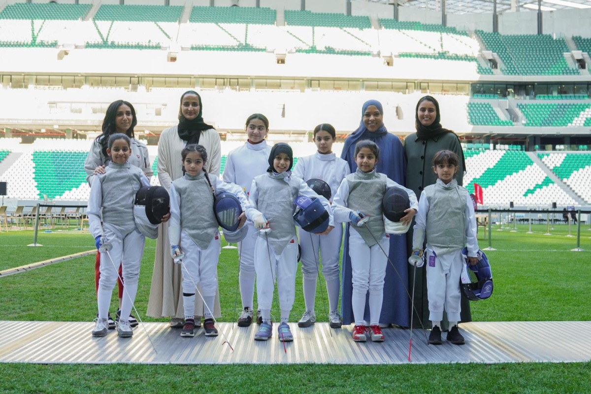 Chairperson and CEO of Qatar Foundation H E Sheikha Hind bint Hamad Al Thani (second left, back); US Olympic medalist Ibtihaj Muhammad (second right, back); Tunisian Olympic medalist Inès Boubakri (first left, back) with young Qatari fencing players at the Education City Stadium.
