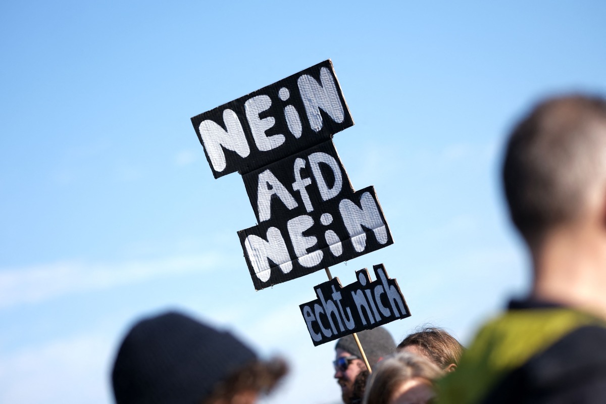 Participants display placards against the Alternative for Germany (AfD) party during a rally against the far right at the Theresienwiese in Munich, southern Germany, on February 8, 2025, almost two weeks ahead of parliamentary elections. (Photo by LUKAS BARTH-TUTTAS / AFP)
