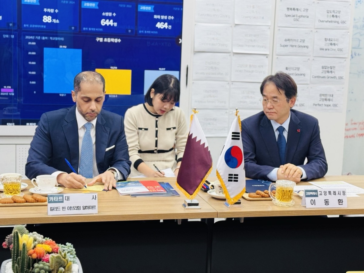 Qatar's Ambassador to South Korea H E Khalid Ebrahim Al Hamar (left) and Goyang Mayor Lee Dong-hwan discuss ways to enhance cooperation between Doha and Goyang at Goyang City Hall on Friday. PIC: Sanjay Kumar/The Korea Herald