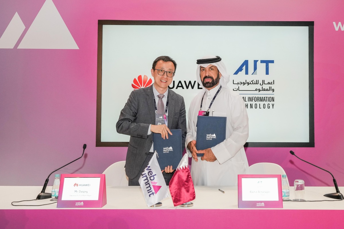 CEO of Aamal Company Rashid bin Ali Al Mansoori with Executive Vice President of Huawei Gulf North Alex Dai during the signing ceremony.