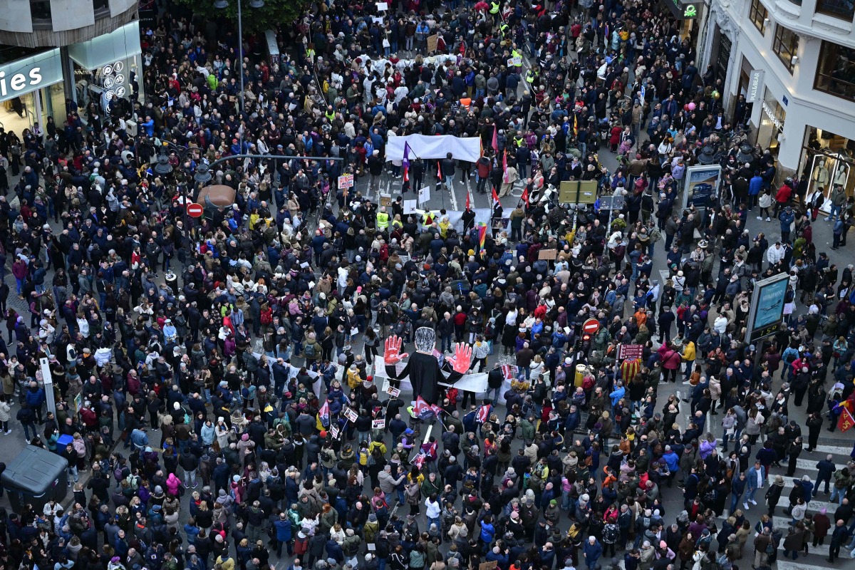 People gather during a demonstration to protest the regional government's response and call for the resignation of Valencia regional president Carlos Mazon, four months after devastating floods in Valencia, eastern Spain, on March 01, 2025. (Photo by JOSE JORDAN / AFP)
