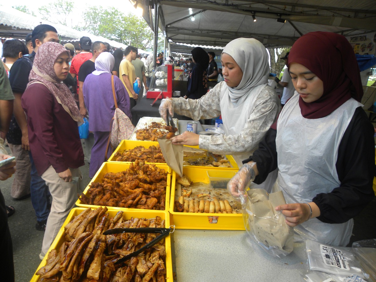 People buy food for Iftar during the holy month of Ramadan at a market in Bandar Seri Begawan, Brunei, March 2, 2025. (Photo by Haji Norazlan Othman/Xinhua)
