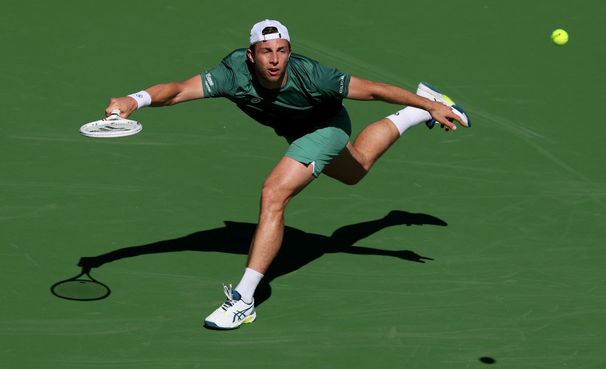 Tallon Griekspoor of the Netherlands plays a forehand against Alexander Zverev of Germany in their second round match during the BNP Paribas Open at Indian Wells Tennis Garden on March 07, 2025 in Indian Wells, California. Clive Brunskill/Getty Images/AFP (Photo by CLIVE BRUNSKILL / GETTY IMAGES NORTH AMERICA / Getty Images via AFP)
