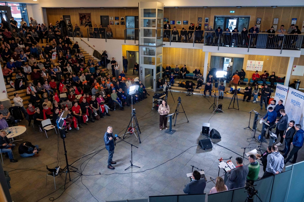 An audience member (C-L) asks a question to the Prime Minister of Greenland and Inuit Ataqatigii (IA) party candidate Mute Bourup Egede and other candidates during a televised all party political debate at the high school, in the capital Nuuk on March 8, 2025. (Photo by Odd ANDERSEN / AFP)
 