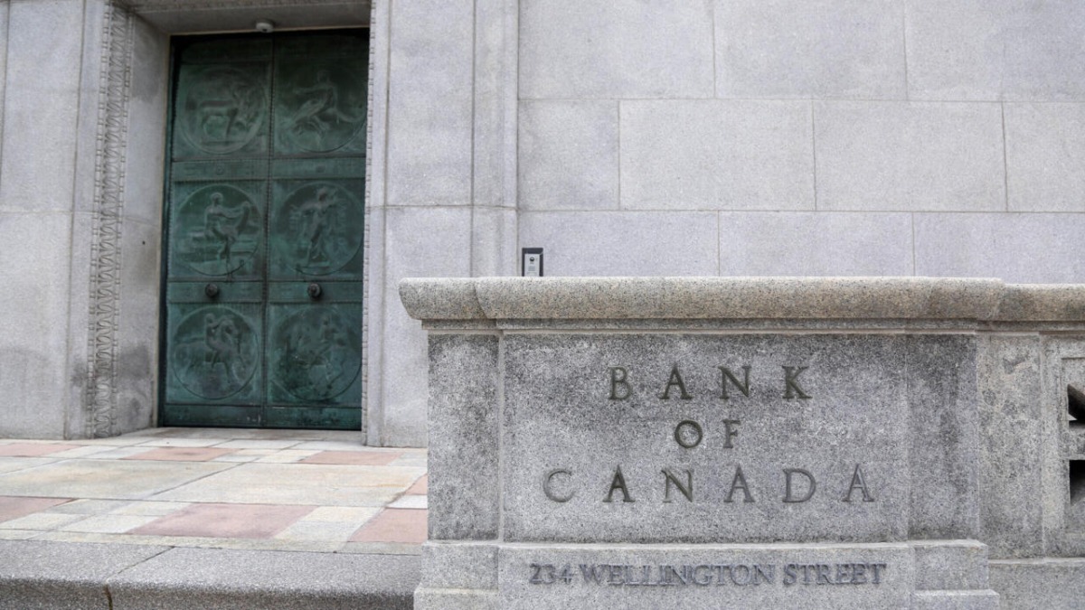 The Bank of Canada has lowered its key lending rate in a bid to help the slowing economy.