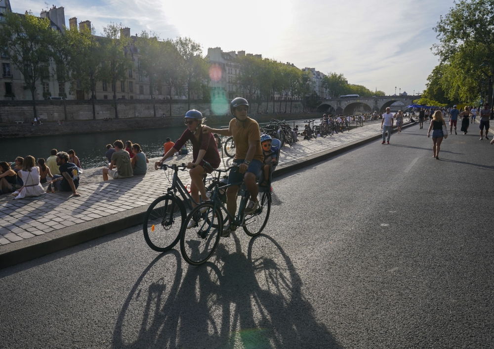 People along the Seine in Paris on September 3, 2023. (Photo by Toni L. Sandys/The Washington Post)
