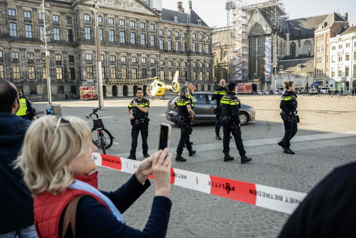 Police cordon the area as emergency services intervene where five person were wounded during a stabbing attack near the central Dam Square in Amsterdam on March 27, 2025. (Photo by Simon Lenskens / various sources / AFP) / Netherlands OUT
