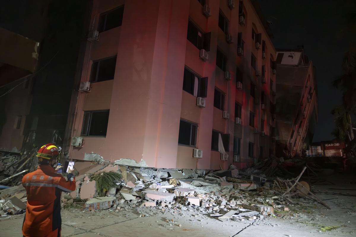 A member of the China Search and Rescue Team conducts rescue work in Mandalay, Myanmar, March 30, 2025. (Xinhua/Cai Yang)
