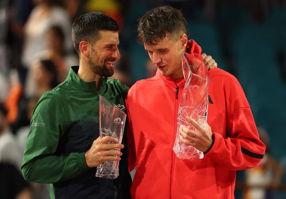 Jakub Mensik talks with Novak Djokovic (left) after the men’s singles final.