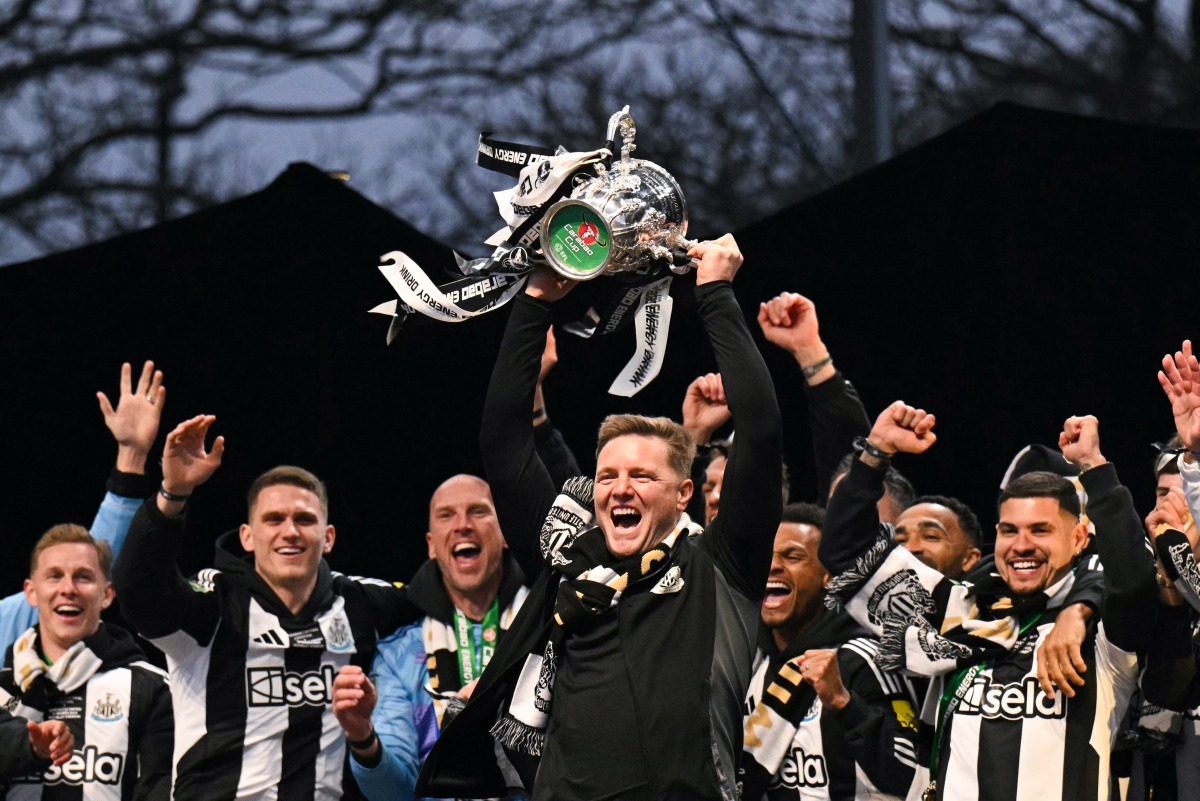Newcastle United's English head coach Eddie Howe celebrates with the League Cup trophy on stage at the Town Moor in Newcastle upon Tyne, in north-east England, on March 29, 2025. (Photo by Oli SCARFF / AFP)
