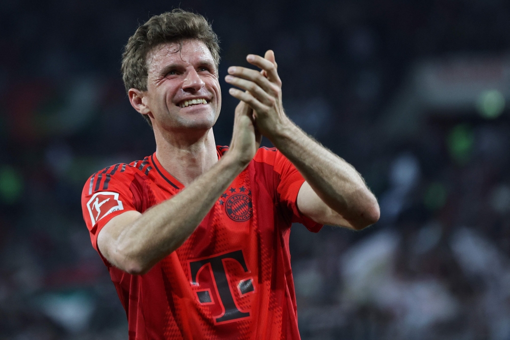 Bayern Munich's German forward #25 Thomas Mueller celebrates after the German first division Bundesliga football match between FC Augsburg and FC Bayern Munich in Augsburg, southern Germany, on April 4, 2025. (Photo by Alexandra Beier / AFP) 