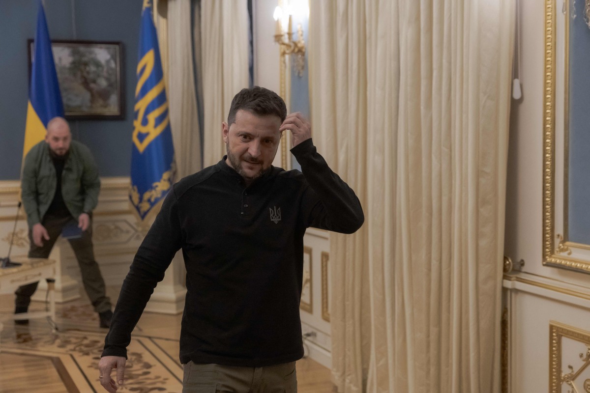 Ukrainian President Volodymyr Zelensky leaves after a press conference in Kyiv on April 4, 2025, amid the Russian invasion of Ukraine. (Photo by Roman PILIPEY / AFP)
