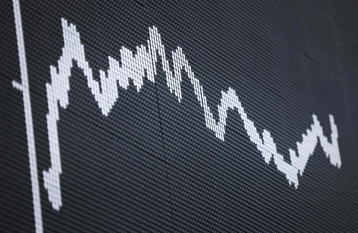 A board displays the chart of Germany's share index DAX at the stock exchange in Frankfurt am Main, western Germany, on April 7, 2025. (Photo by Daniel ROLAND / AFP)
