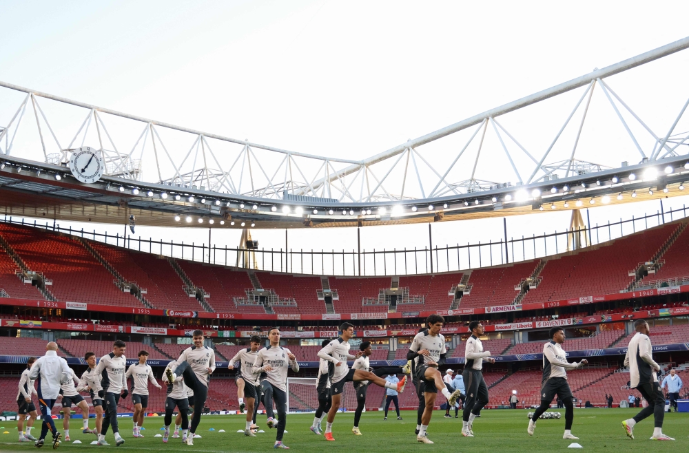 Real Madrid's players take part in a training session at the Emirates stadium in London on April 7, 2025, on the eve of their UEFA Champions League Quarter final first leg football match against Arsenal. (Photo by Adrian DENNIS / AFP)