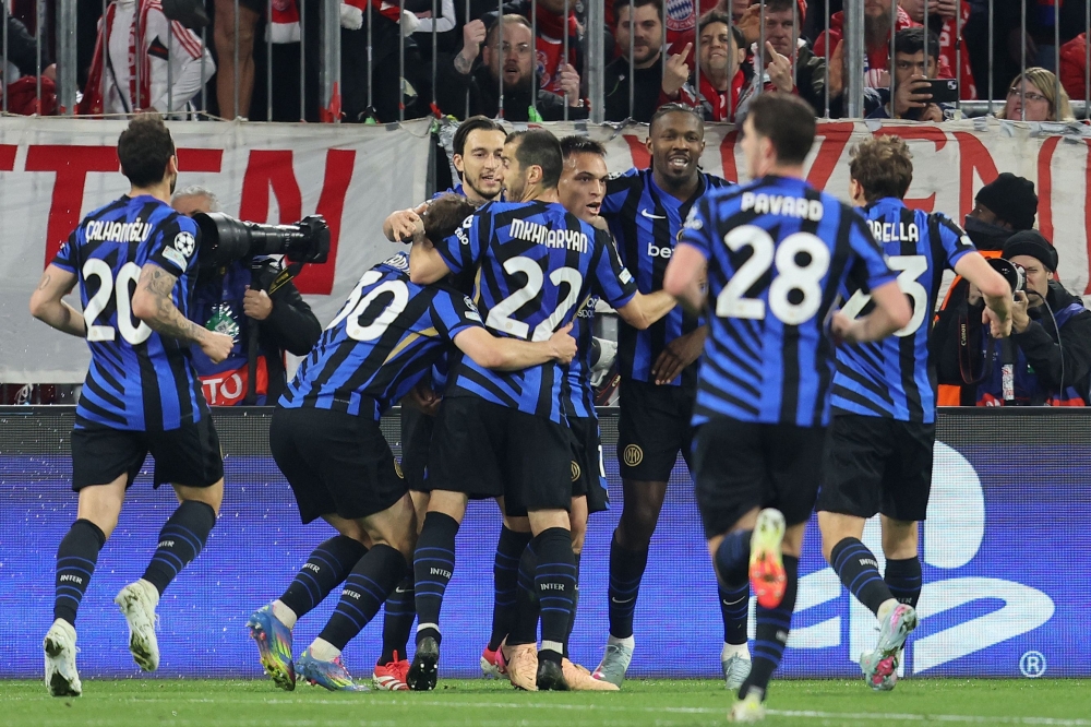 Inter Milan celebrate scoring the opening goal during the UEFA Champions League first leg quarter-final football match between FC Bayern Munich and Inter Milan in Munich, southern Germany, on April 8, 2025. (Photo by Alexandra Beier / AFP)