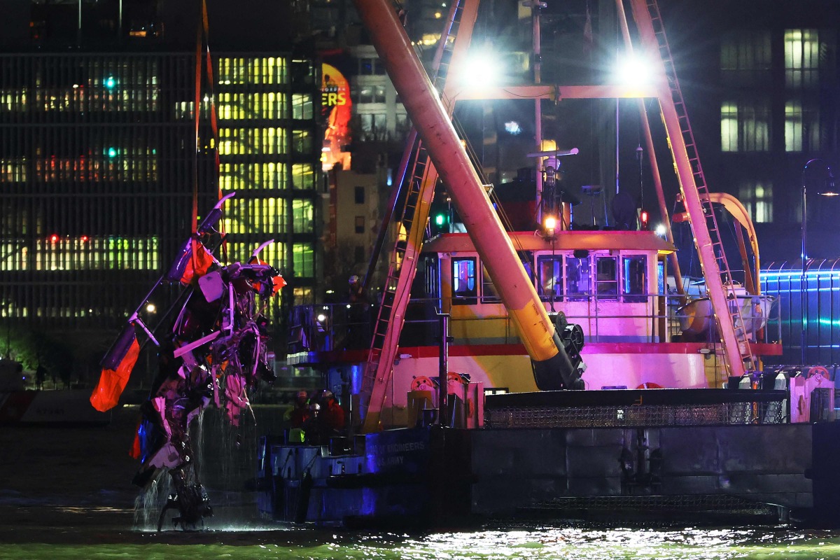 A crashed helicopter is raised from the Hudson River on April 10, 2025 in Jersey City, New Jersey. (Photo by Michael M. Santiago / GETTY IMAGES NORTH AMERICA / Getty Images via AFP)