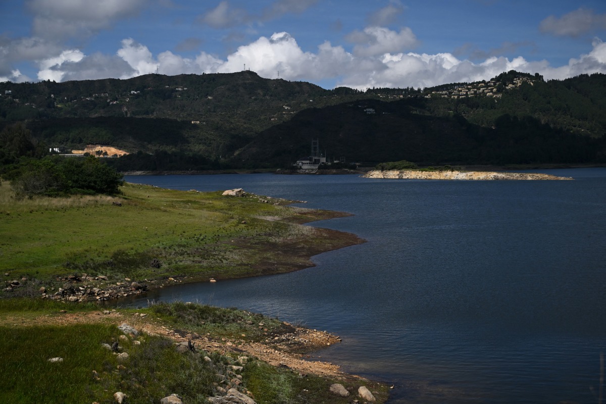 A view of the San Rafael Reservoir, a dam that is part of the Chingaza system, which supplies 70% of the water used in Bogotá, in the municipality of La Calera, Cundinamarca department, Colombia, on April 3, 2025. Photo by Raul ARBOLEDA / AFP.