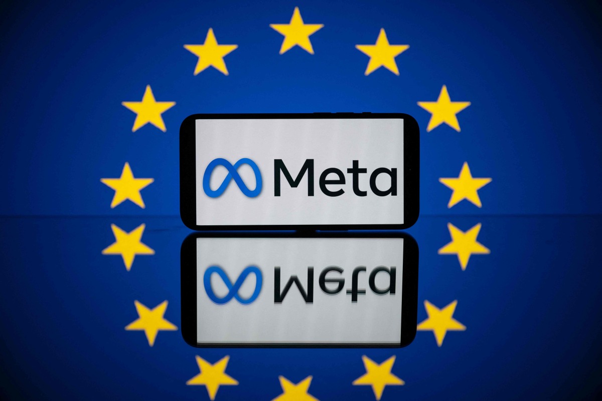 This picture taken on April 27, 2023 in Toulouse, southwestern France, shows a screen displaying the Meta logo and the European flag. Photo by Lionel BONAVENTURE / AFP