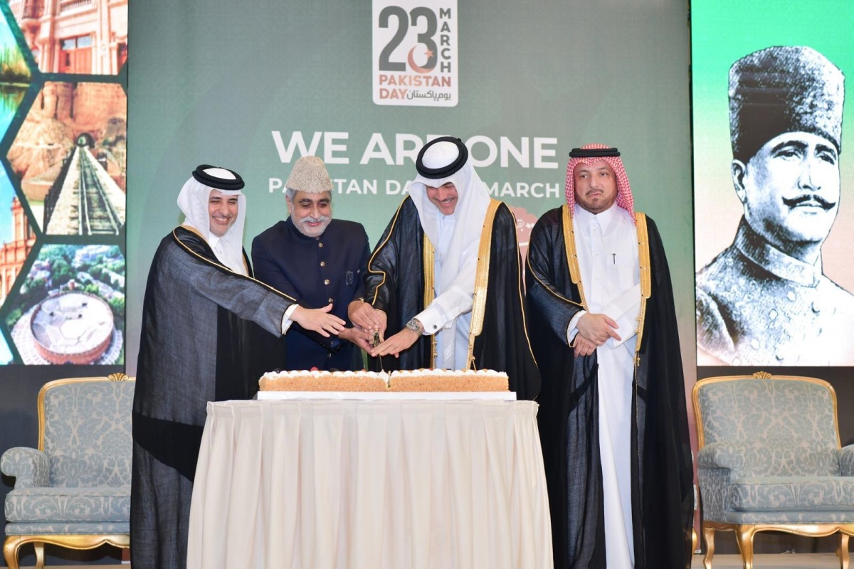 Minister of Environment and Climate Change H E Dr. Abdullah bin Abdulaziz bin Turki Al-Subaie; Minister of State for Foreign Trade Affairs at the Ministry of Commerce and Industry H E Dr. Ahmed bin Mohammed Al-Sayed; Ambassador of Pakistan to Qatar H E Muhammad Aamer; and Director of Protocol Department at the Ministry of Foreign Affairs H E Ambassador Ibrahim Youssef Fakhro cutting a cake to celebrate Pakistan Day.