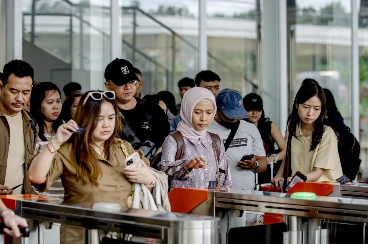 Passengers transfer at Padalarang Station of the Jakarta-Bandung High-Speed Railway in Padalarang, Indonesia, March 29, 2025. (Photo by Septianjar Muharam/Xinhua)

