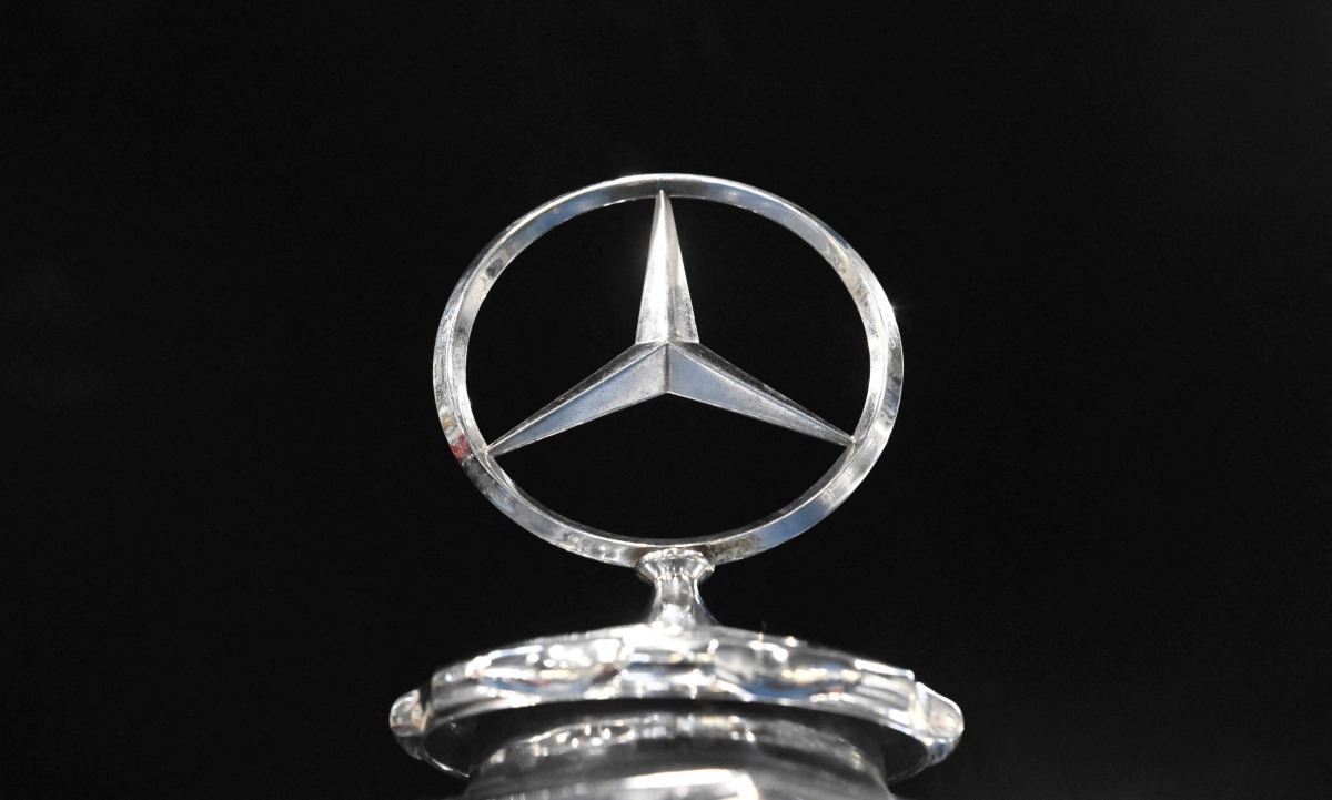 This photograph taken on November 21, 2024 shows a Mercedes star on the radiator of a classic car in the Mercedes-Benz Classic Center in Fellbach, southern Germany. Photo by THOMAS KIENZLE / AFP