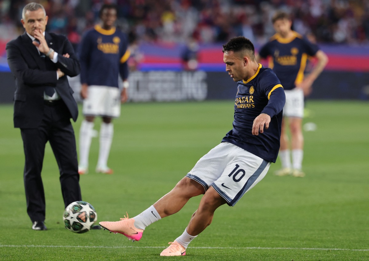 Inter Milan's Argentine forward #10 Lautaro Martinez warms up before the UEFA Champions League semi final first leg football match between FC Barcelona and Inter Milan at the Estadi Olimpic Lluis Companys in Barcelona on April 30, 2025. (Photo by LLUIS GENE / AFP)