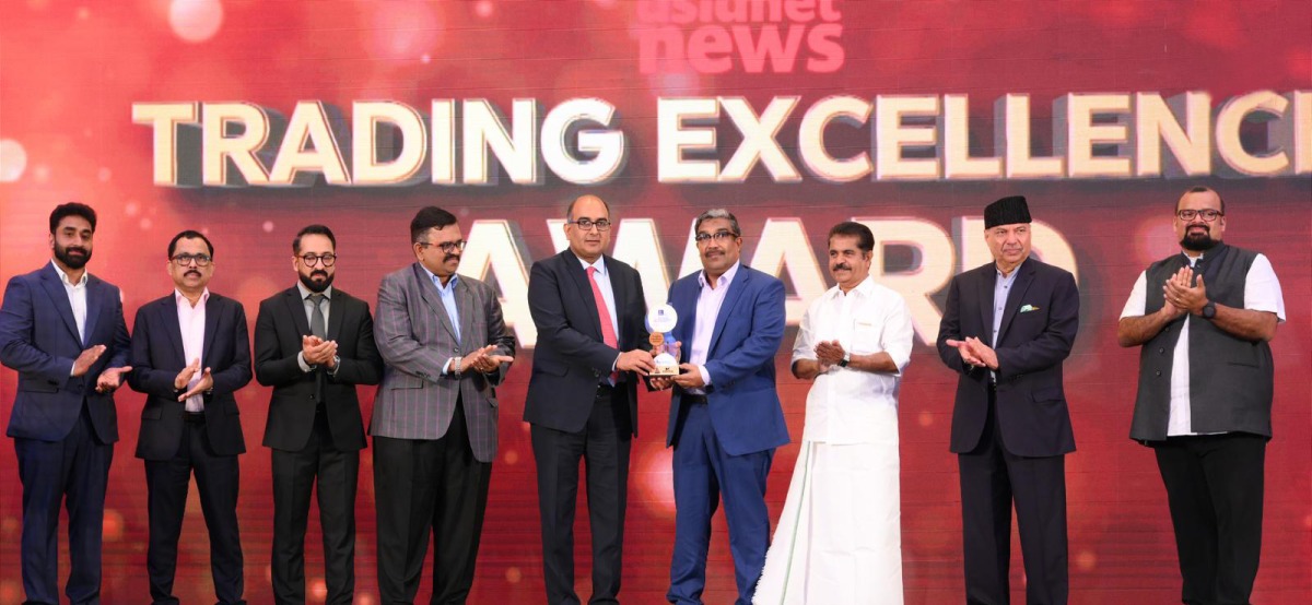 The Ambassador of India to Qatar, H E Vipul awarding an Intertec Group official during the Asianet News Business Excellence Awards 2025.