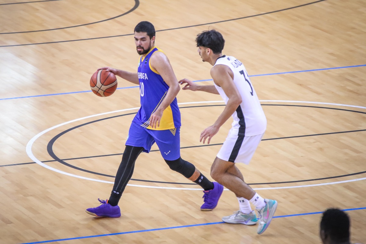 Action during the match between Al Gharafa and Al Sadd.