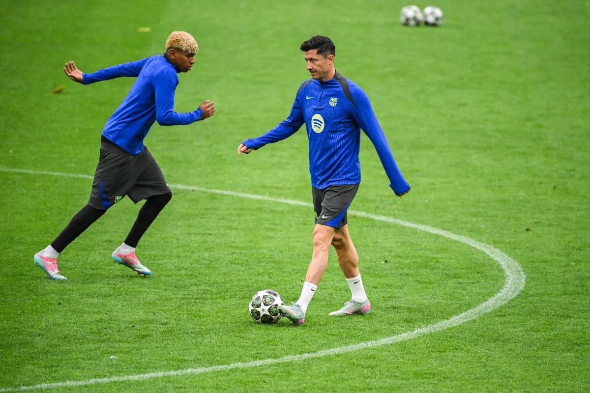 Barcelona’s Lamine Yamal (left) and Robert Lewandowski attend a training session yesterday. 
