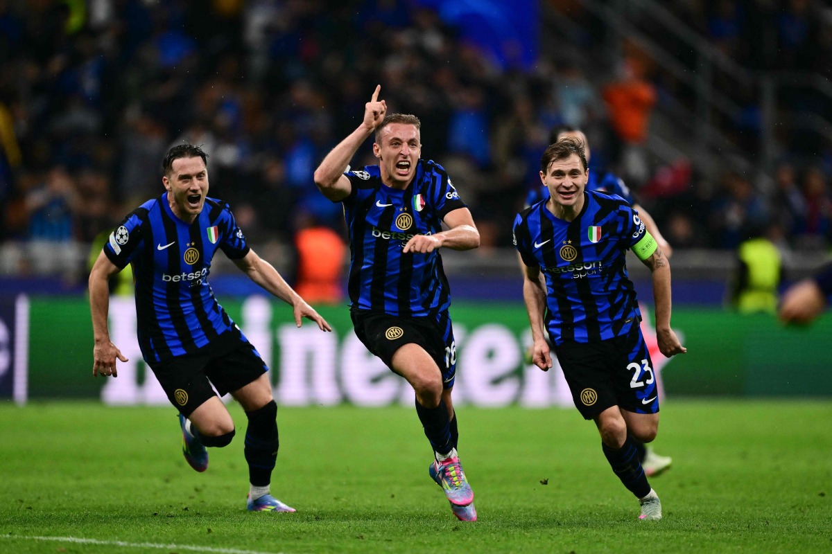 Inter Milan's Italian midfielder #16 Davide Frattesi (C) celebrates scoring his team's fourth goal during the UEFA Champions League semi-final second leg football match between Inter Milan and FC Barcelona at the San Siro stadium in Milan on May 6, 2025. (Photo by Marco BERTORELLO / AFP)
