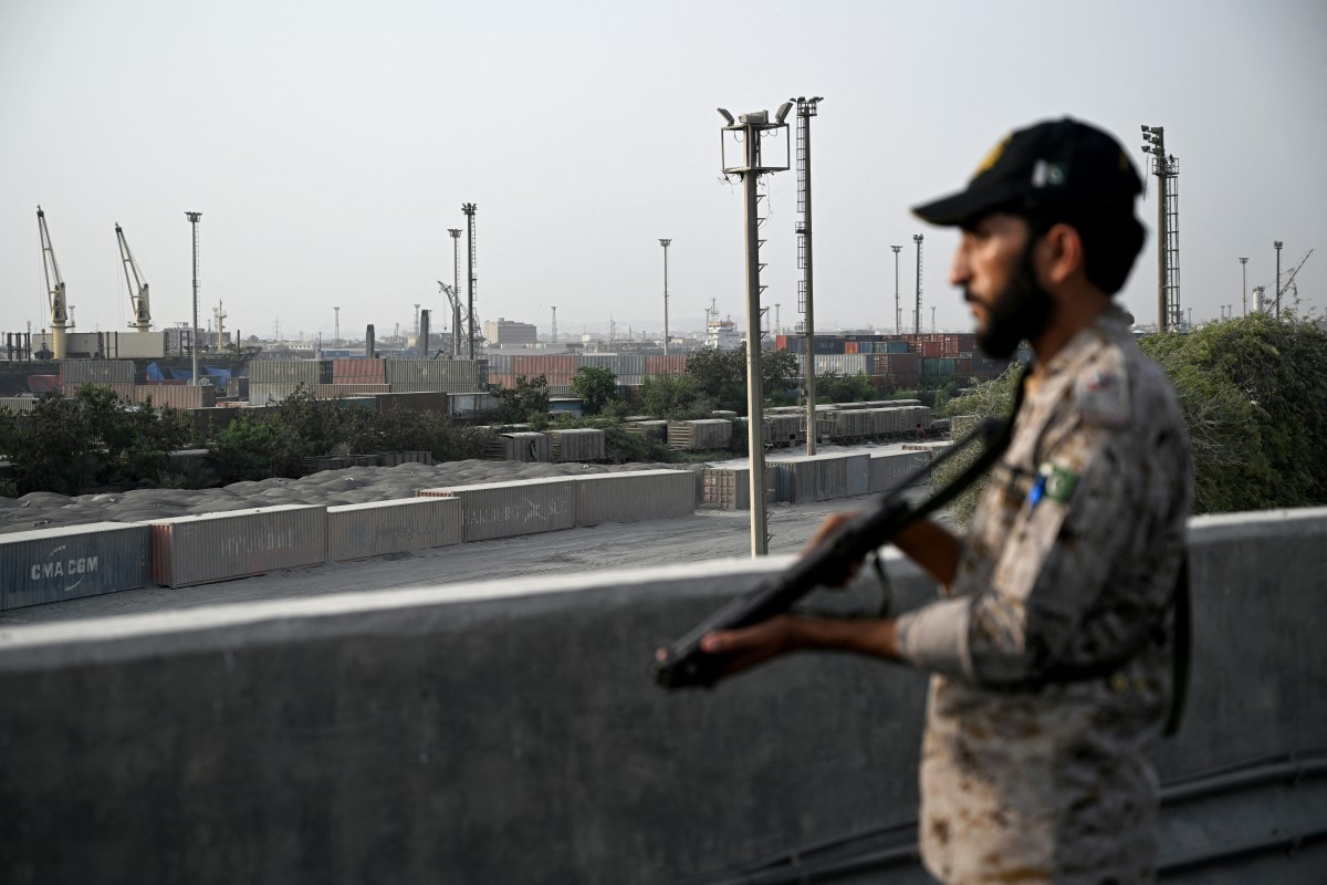 A security personnel stands guard near the Karachi Port in Karachi on May 9, 2025, amid the ongoing border tensions between India and Pakistan after the Kashmir tourist attack. Photo by Rizwan TABASSUM / AFP.