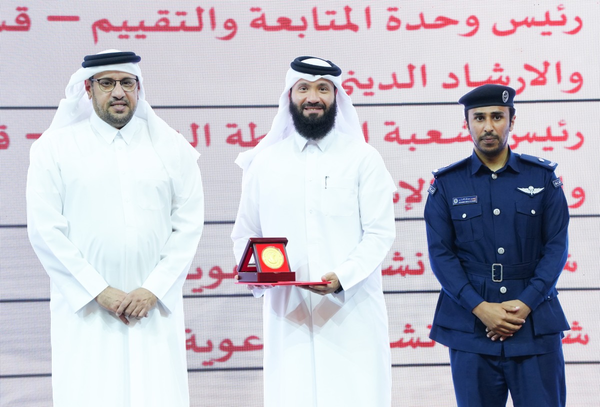 Dawah Department official receiving the award during the ceremony.  
