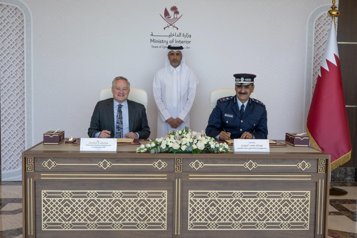 In the presence of  Minister of State for Interior Affairs H E Sheikh Abdulaziz bin Faisal bin Mohammed Al-Thani, the letter of intent is being signed on behalf of MoI by  Assistant Undersecretary for Technical and Specialised Affairs H E Maj Gen Abdullah bin Mohammed Al Sowaidi, and on behalf of the IBM Senior Vice-President for IBM’s Marketing and Communications Jonathan Adashek.