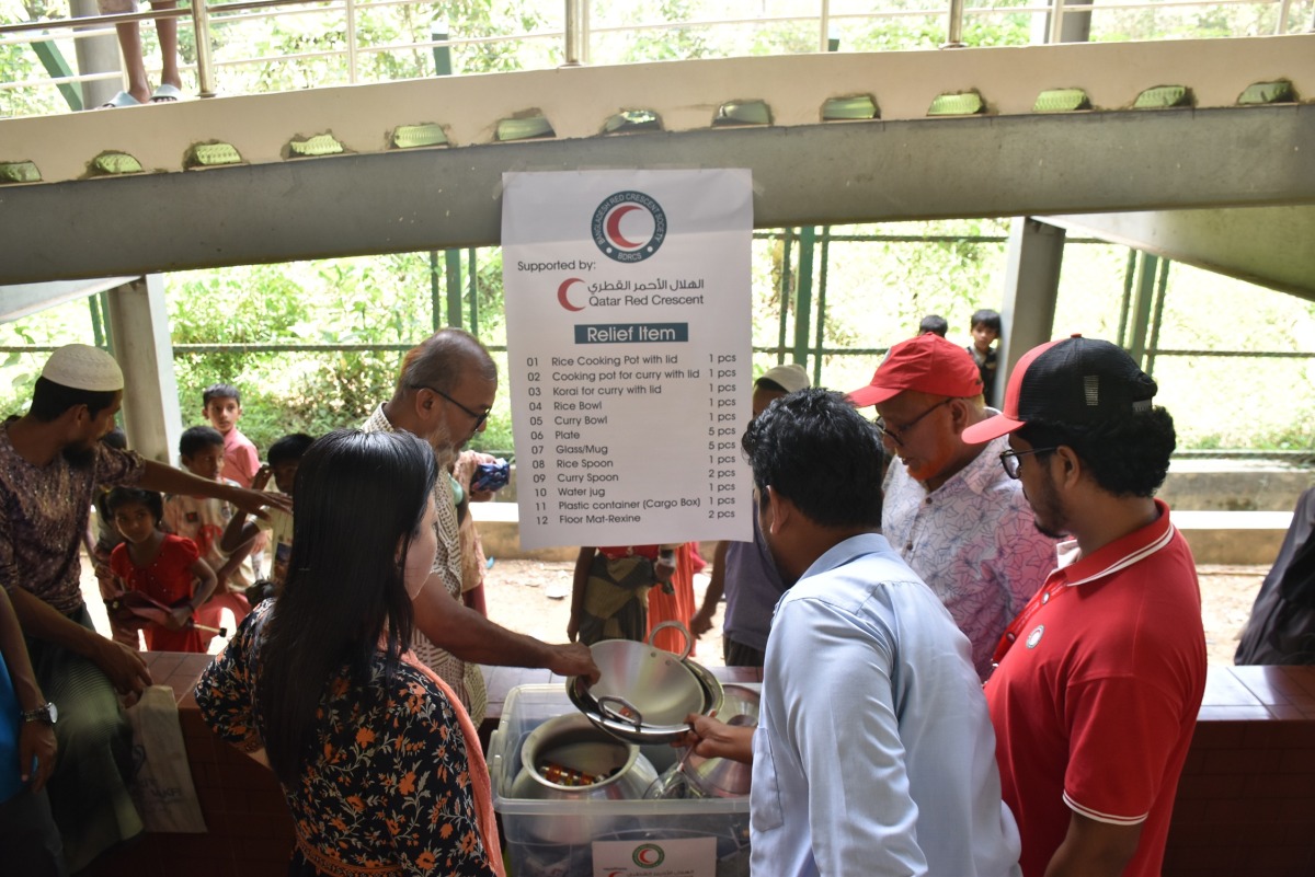 QRCS volunteers distributing food to refugees in Bangladesh.