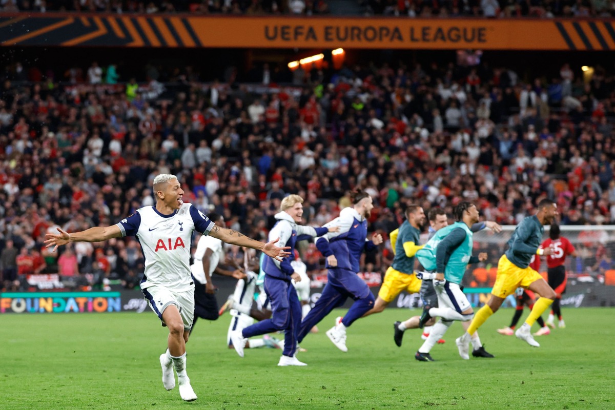 Tottenham Hotspur players including Brazilian forward #09 Richarlison celebrate after the UEFA Europa League final football match between Tottenham Hotspur and Manchester United at the San Mames stadium in Bilbao on May 21, 2025. (Photo by Pierre-Philippe MARCOU / AFP)
