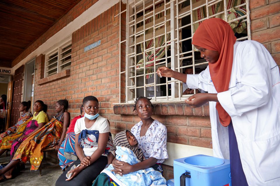 Pilirani Wanja, a clinician at Ndirande Health Centre, demonstrates to clients how to take the cholera vaccine in response to the latest cholera outbreak in Blantyre, Malawi, November 16, 2022. File Photo / Reuters

