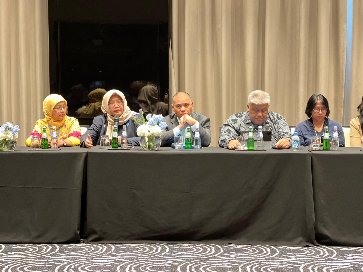 Ambassador of Indonesia H E Ridwan Hassan with officials and representatives of Indonesian higher education institutions at a press conference in Doha yesterday.