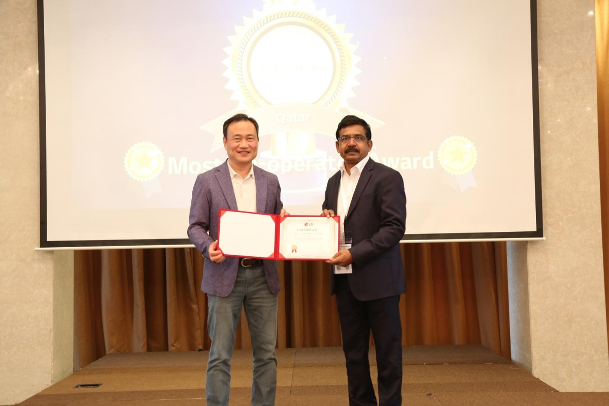 Kwanyul Lee, MD, LGEME Service presenting the award to an official from Video Home & Electronic Centre.