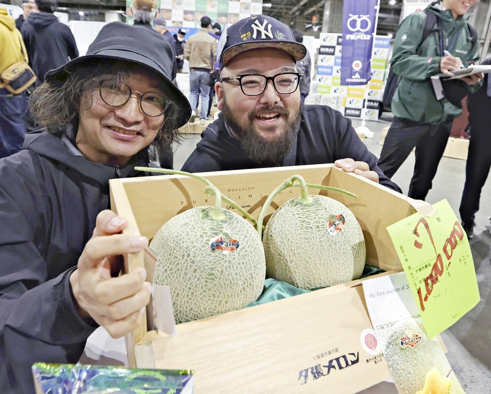 A pair of Yubari melons that were purchased for 1 million yen in Chuo Ward, Sapporo, on Monday morning. (Photo by The Japan News)