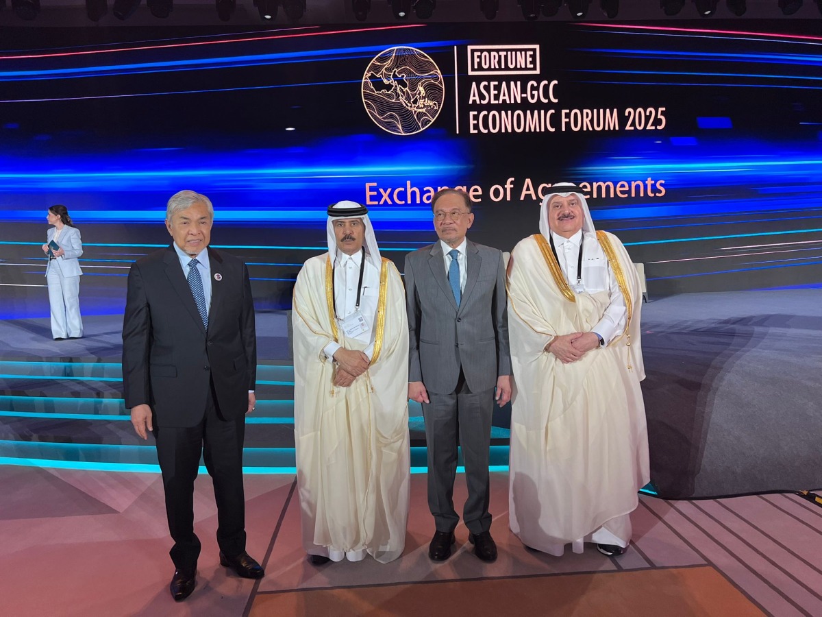 Prime Minister of Malaysia, H E Dr Anwar Ibrahim; and Deputy Prime Minister of Malaysia, H E Dato’ Seri Ahmad Zahid Hamidi, with QC officials during the forum.
