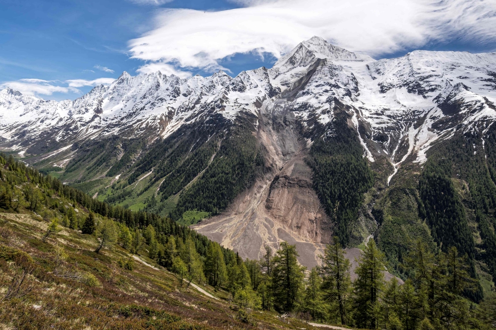 This photograph taken above Wiler shows the Bietschhorn mountain in the Swiss Alps after part of the huge Birch Glacier collapsed. (Photo by Fabrice Coffrini / AFP)