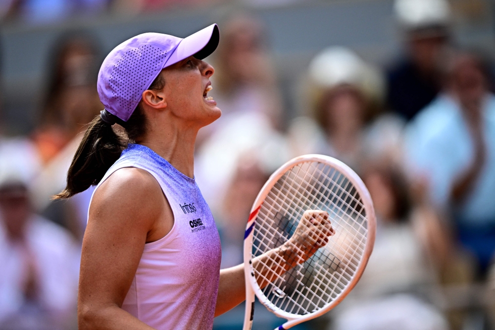 Poland's Iga Swiatek celebrates her victory over Kazakhstan's Elena Rybakina during their women's singles match on day 8 of the French Open tennis tournament on Court Philippe-Chatrier at the Roland-Garros Complex in Paris on June 1, 2025. (Photo by Julien De Rosa / AFP)

