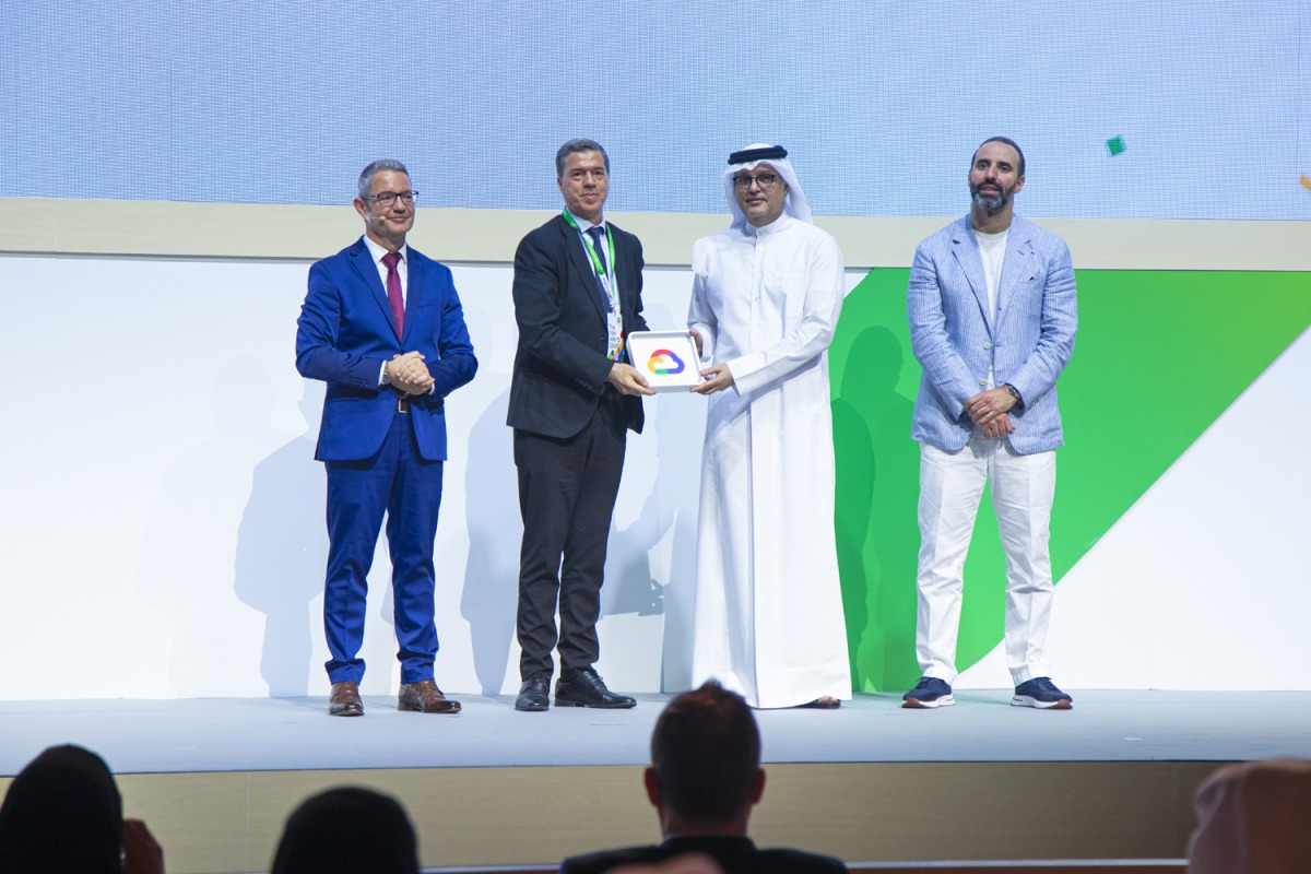 Minister of Communications and Information Technology H E Mohammed bin Ali bin Mohammed Al-Mannai (second right) presenting the award to UDST Vice President, Academic Affairs Dr. Rachid Benlamri (second left), who represented the President of UDST Dr. Salem Al-Naemi at the event.